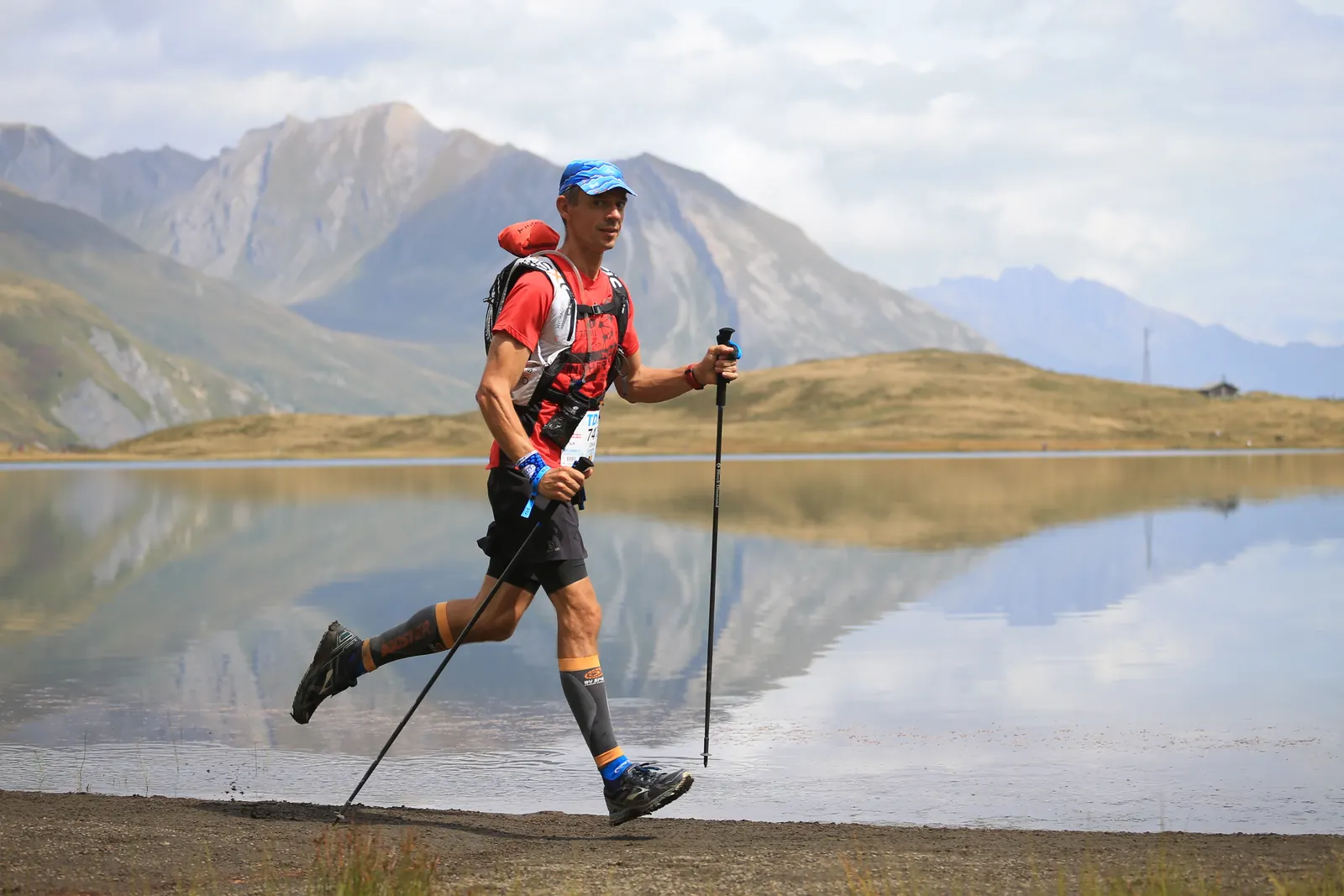 Coureur le long d’un lac alpin