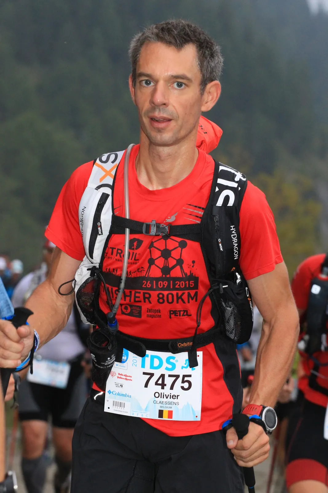 Portrait rapproché en tenue de course rouge et noire.