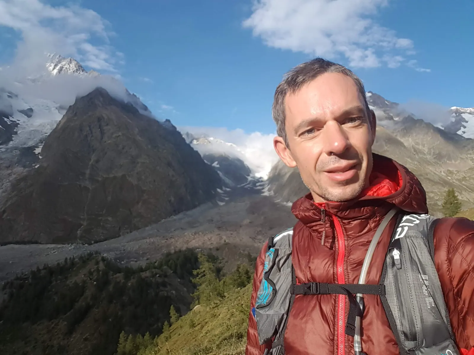 Olivier en tenue de trail dans les montagnes
