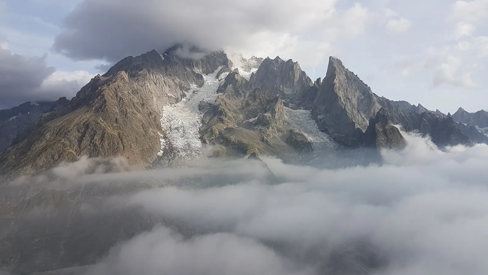 Sommets des Alpes au-dessus d’une mer de nuages.