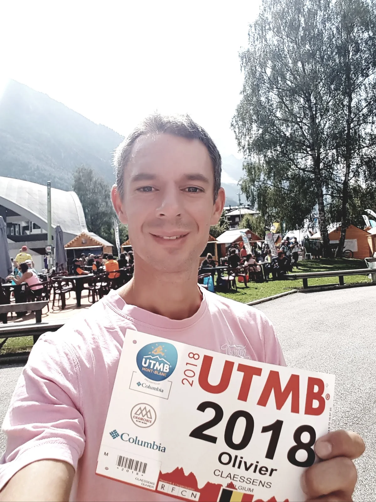 Olivier présente son dossard UTMB 2018 remis à l’endroit