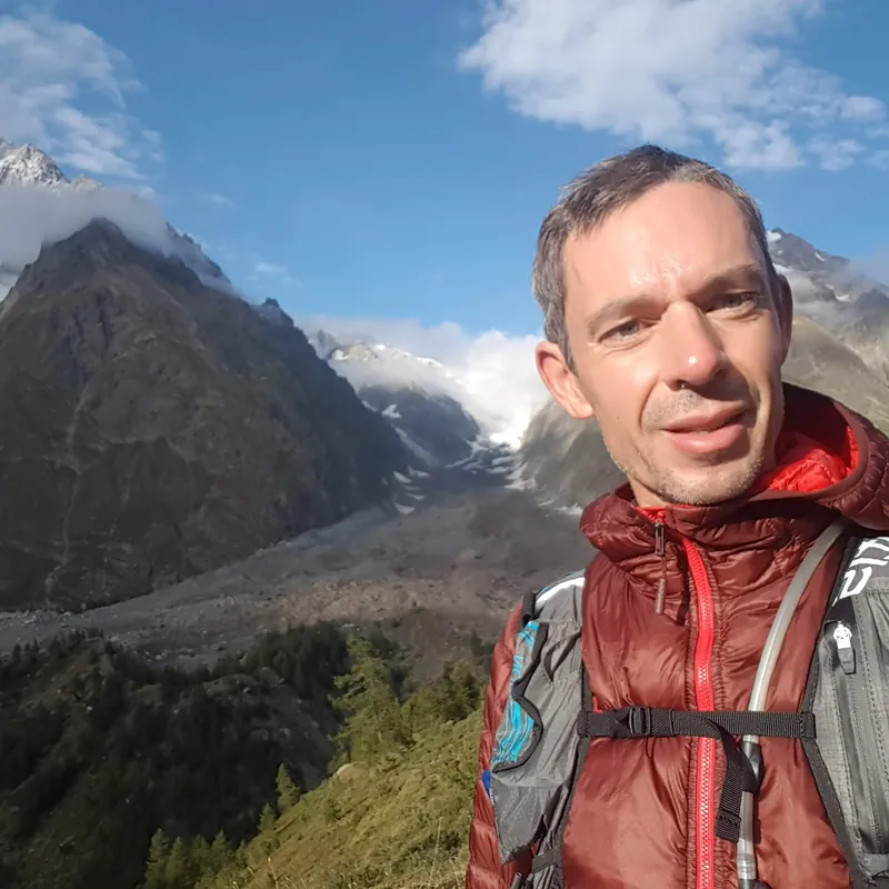Olivier en course le samedi matin, devant les glaciers